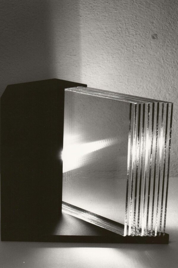 Oldřich Šembera, Objekt pro Linďáka, 1989, kov, sklo, žárovka, v. 21,5 cm